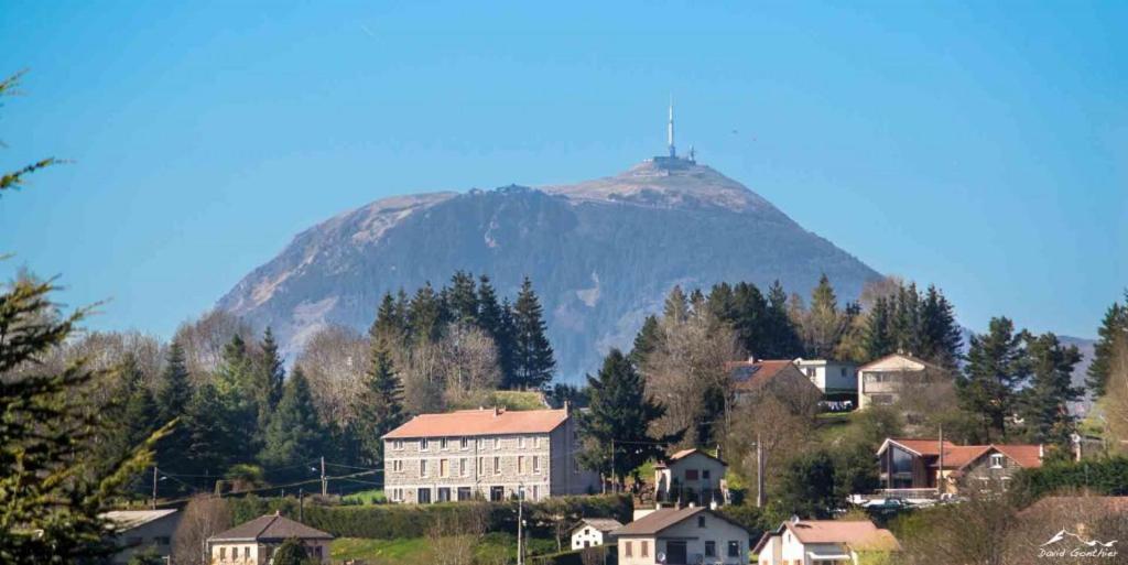 Entre Lacs Et Volcans Aydat Bagian luar foto