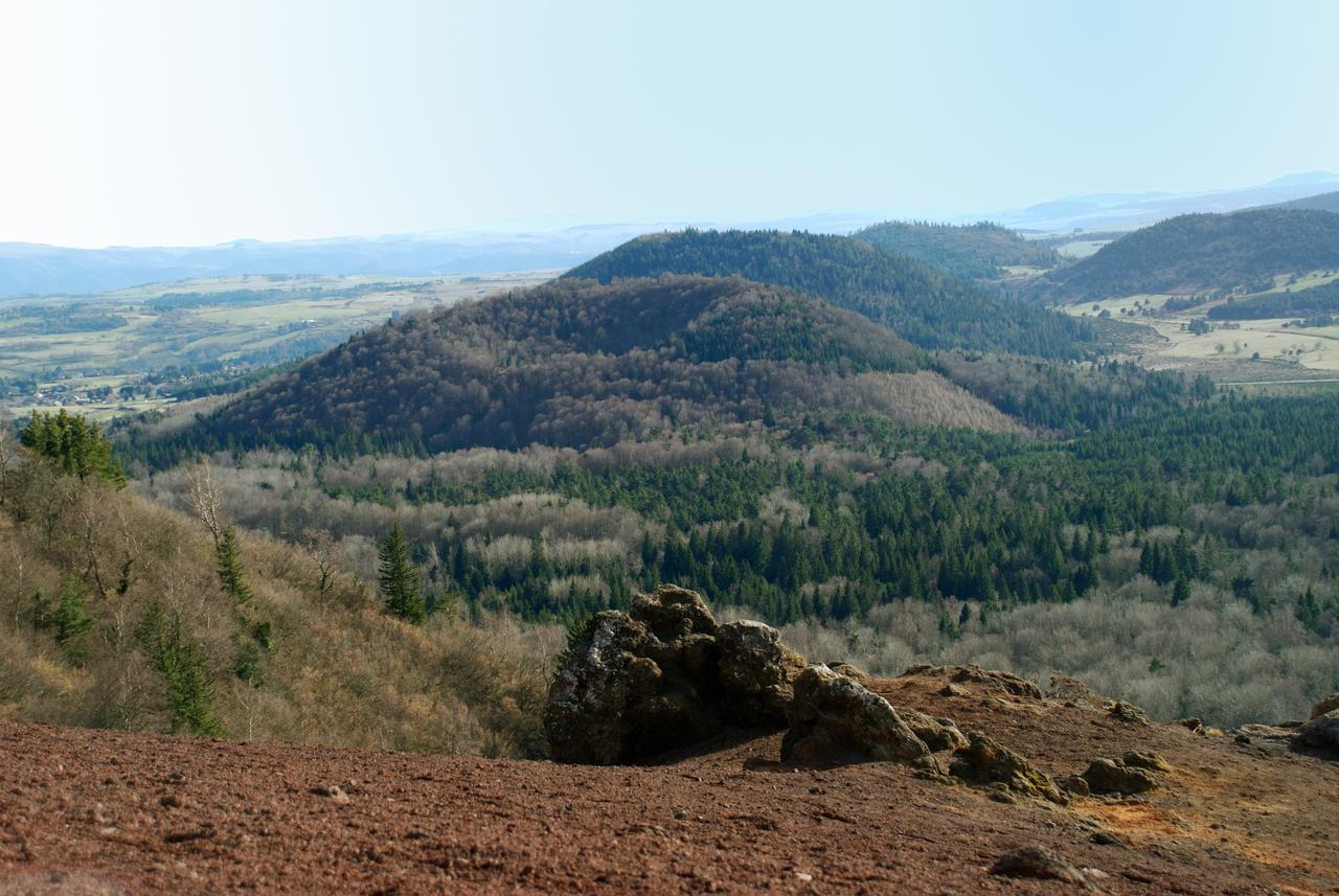 Entre Lacs Et Volcans Aydat Bagian luar foto