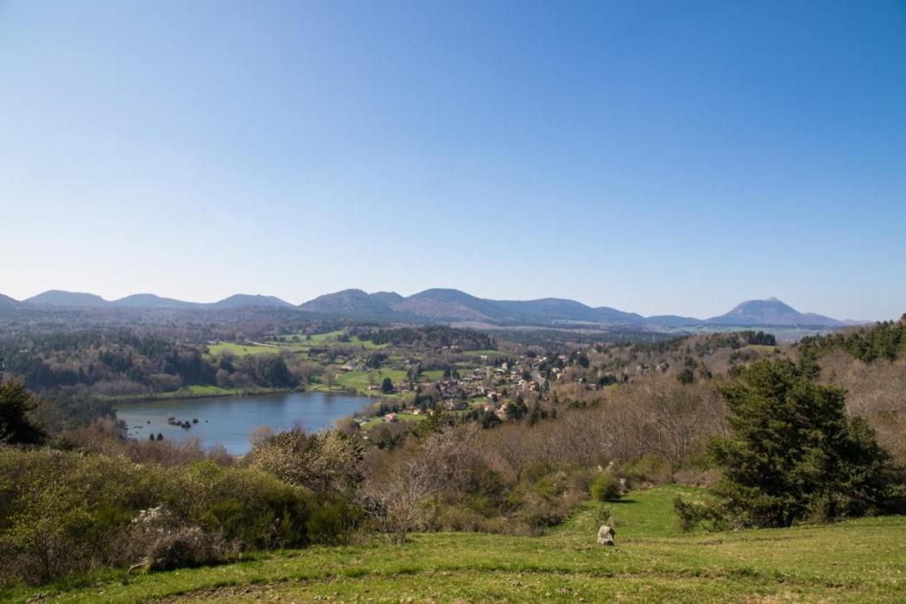 Entre Lacs Et Volcans Aydat Bagian luar foto